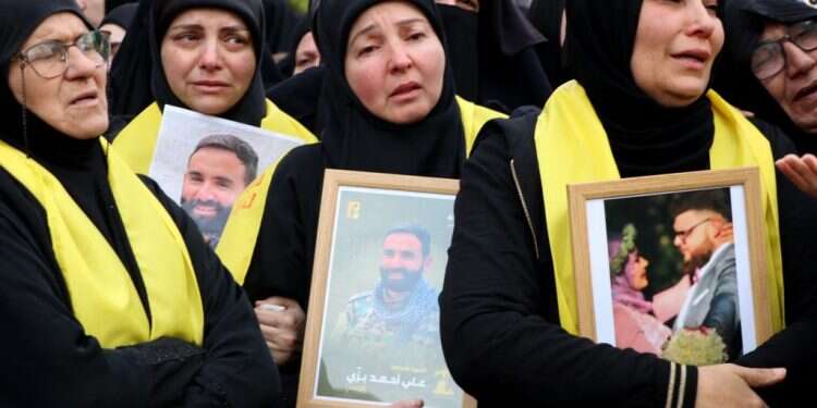 הלוויה של מפקדי החיזבאללה שחוסלו בסוף דצמבר. צילום: AFP מסר כפול: מפקד בכיר ושלושה פעילים בחיזבאללה חוסלו בלבנון