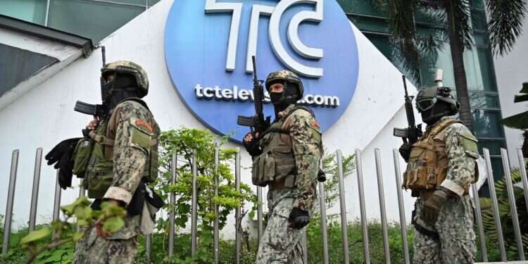 כוחות צבא אקוודור מחוץ לתחנת הטלוויזיה שנכבשה על ידי כנופיות, אתמול. צילום: AFP כוחות צבא אקוודור מחוץ לתחנת הטלוויזיה שנכבשה על ידי כנופיות, אתמול