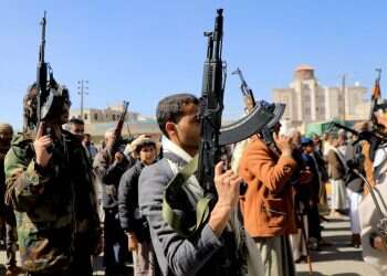 לוחמים חות'ים ברחוב בתימן