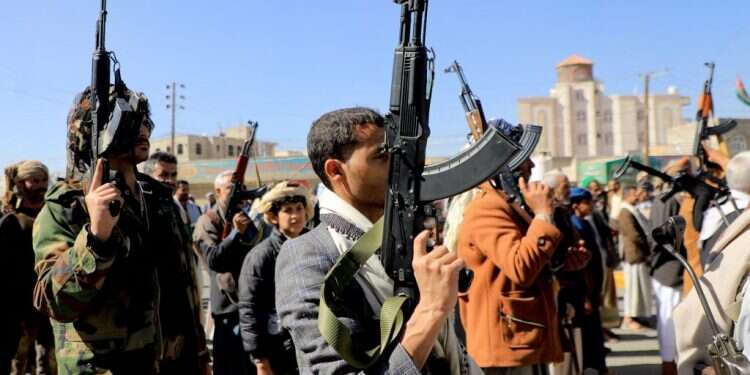 לוחמים חות'ים ברחוב בתימן. צילום: AFP לוחמים חות'ים ברחוב בתימן