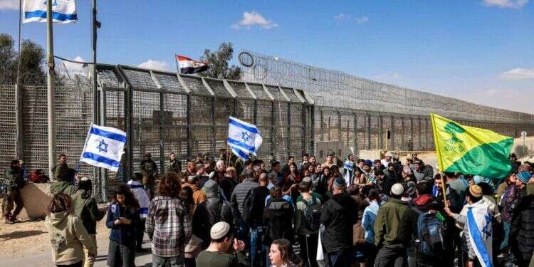 חסימת משאיות הסיוע במעבר ניצנה, בחודש ינואר. צילום: AFP חסימת מעבר ניצנה. צילום: AFP