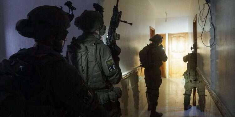 חיילי צה"ל במנהרה מתחת לחאן יונס