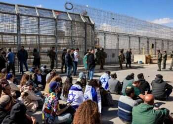 מפגינים חוסמים את מעבר ניצנה, בסוף חודש ינואר. צילום: AFP עשרות עצורים בכרם שלום, אלימות משטרתית קשה