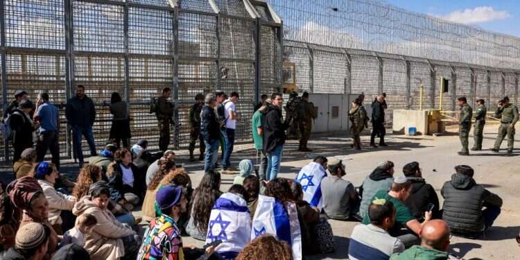 מפגינים חוסמים את מעבר ניצנה, בסוף חודש ינואר. צילום: AFP עשרות עצורים בכרם שלום, אלימות משטרתית קשה