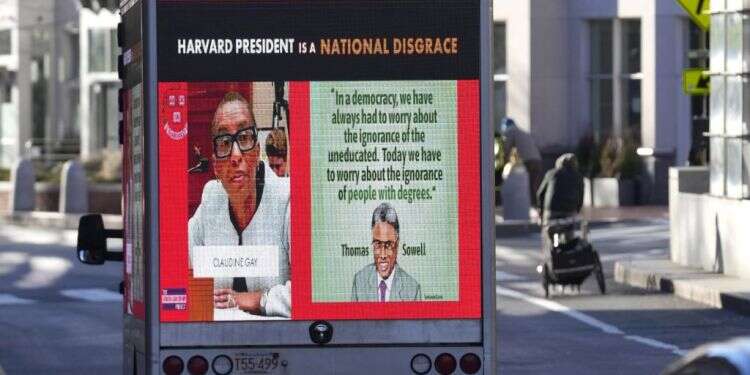 יהודים החלו להיקהל ולעמוד על נפשם. משאית בקרבת אוניברסיטת הרווארד. צילום: AP משאית בקרבת אוניברסיטת הרווארד