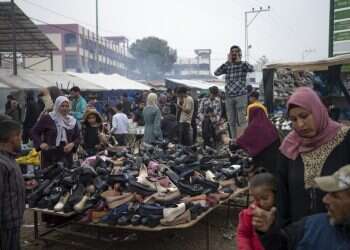 מכירת נעליים לעזתים בדרום הרצועה, בשבוע שעבר. צילום: איי.פי