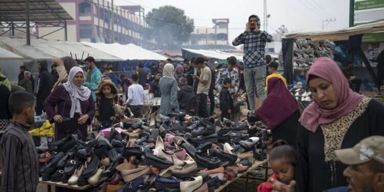 מכירת נעליים לעזתים בדרום הרצועה, בשבוע שעבר. צילום: איי.פי מכירת נעליים לעזתים בדרום הרצועה, בשבוע שעבר. צילום: איי.פי