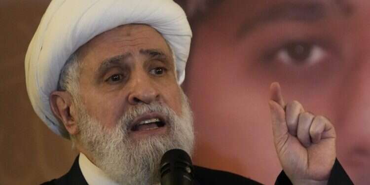 סגן מנהיג חיזבאללה, נעים קאסם. צילום: Hussein Malla, AP סגנו של נסראללה: שיתוף פעולה עם עזה הוא הפתרון נגד ישראל