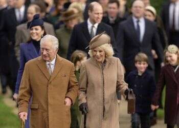 המלך צ'ארלס ורעייתו קמילה, ומאחוריהם הנסיך הארי, הנסיכה קייט וילדיהם