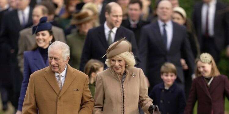 המלך צ'ארלס ורעייתו קמילה, ומאחוריהם הנסיך הארי, הנסיכה קייט וילדיהם. צילום: Kin Cheung, AP המלך צ'ארלס ורעייתו קמילה, ומאחוריהם הנסיך הארי, הנסיכה קייט וילדיהם