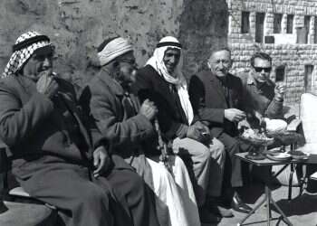 געגועים ל"ימים הטובים ההם" לצד תחושה של איום קיומי. יהודים וערבים בפגישה ליד גוש עציון, 1968. צילום: דב פנאי. באדיבות ארכיון הצילומים של קק"ל