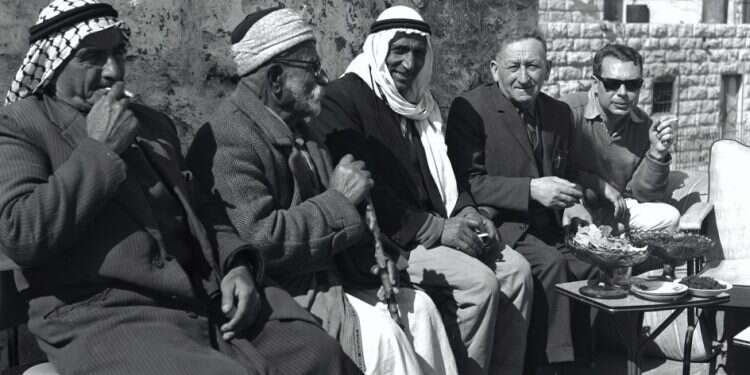 געגועים ל"ימים הטובים ההם" לצד תחושה של איום קיומי. יהודים וערבים בפגישה ליד גוש עציון, 1968. צילום: דב פנאי. באדיבות ארכיון הצילומים של קק"ל