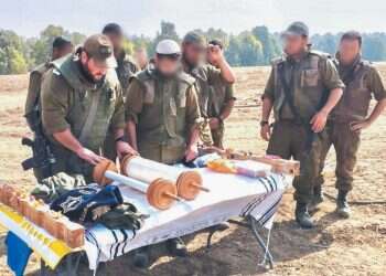 סרן הרב יהושע גרשטיין, 34, נשוי + 2 רב חטיבת האש 282 שירת בסדיר כמש"ק דת בחיל המודיעין. למד עשר שנים בישיבות גבוהות שונות, הוסמך לרבנות עם הכשרה לתפקיד בקהילות בחו"ל, וחזר לשירות קבע כרב של גדוד נצח יהודה. צילום: דובר צה"ל