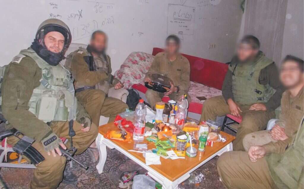 סרן הרב דניאל קינד, 35, נשוי + 4, רב חטיבת גבעתי. בוגר ישיבת ההסדר בקריית־ארבע ובעל הסמכה כרב שכונה. שירת כלוחם בחטיבת הנח"ל, המשיך כלוחם גם במילואים, ואחר כך שירת בקבע כרב חטיבתי. צילום: דובר צה"ל