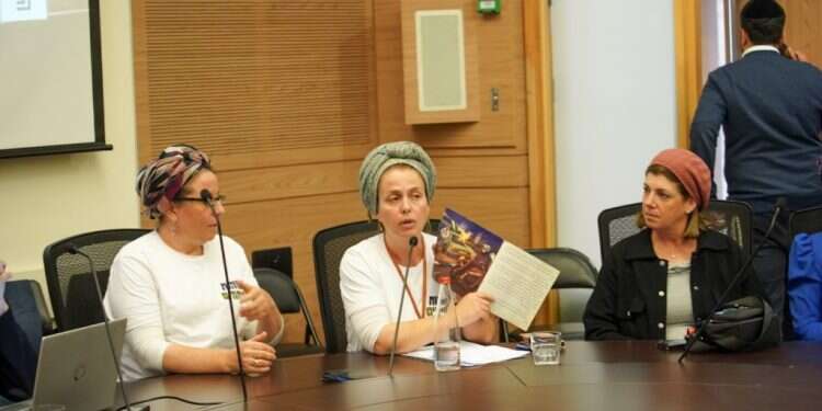 "בכיתה ג' לומדים ש'אין מקום לישראל בפלסטין החופשית'"