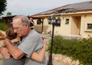 תושבי נתיב העשרה, לאחר הטבח. צילום: פלאש 90