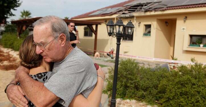 תושבי נתיב העשרה, לאחר הטבח. צילום: פלאש 90 תושבי נתיב העשרה, לאחר הטבח. צילום: פלאש 90