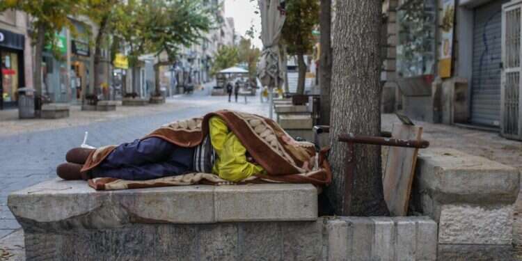 חסר בית ברחוב בן יהודה בירושלים. צילום: מקסים דינשטיין, פלאש 90 לקראת הסערה הצפויה: דרי רחוב יופנו למחסות ובתי מלון