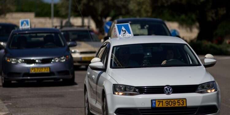 שיעורי נהיגה בירושלים, לרכבים המצולמים אין קשר לכתבה. צילום: יונתן זינדל, פלאש 90 חשד להתחזות: עשרות אנשים קיבלו רישיון נהיגה מבלי לעבור טסט