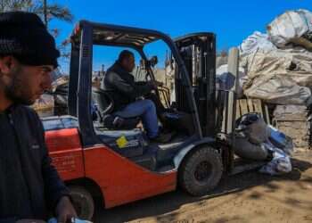 עובדים פלסטיניים בעת עבודות תברואה, אילוסטרציה. צילום: עאבד רחים, פלאש 90.