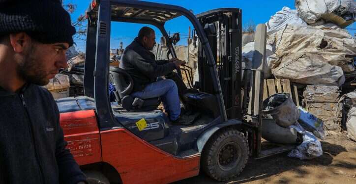 עובדים פלסטיניים בעת עבודות תברואה, אילוסטרציה. צילום: עאבד רחים, פלאש 90. עובדים פלסטיניים בעת עבודות תברואה, אילוסטרציה. צילום: עאבד רחים, פלאש 90.