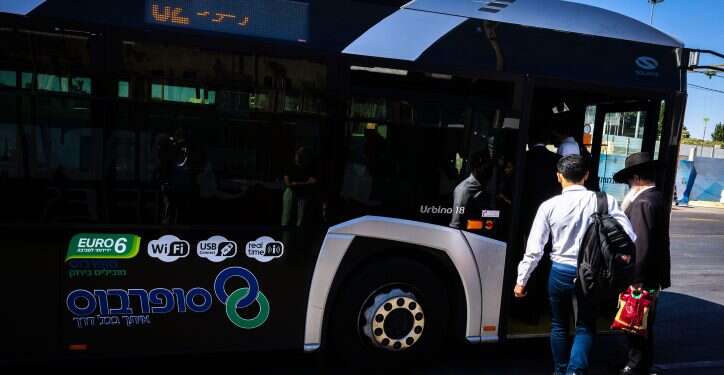 אוטובוס של חברת סופרבוס. צילום: אוליבר פיטוסי, פלאש 90 הגיע להתלונן שערבי תקף אותו ונעצר ל-9 שעות ללא הסבר