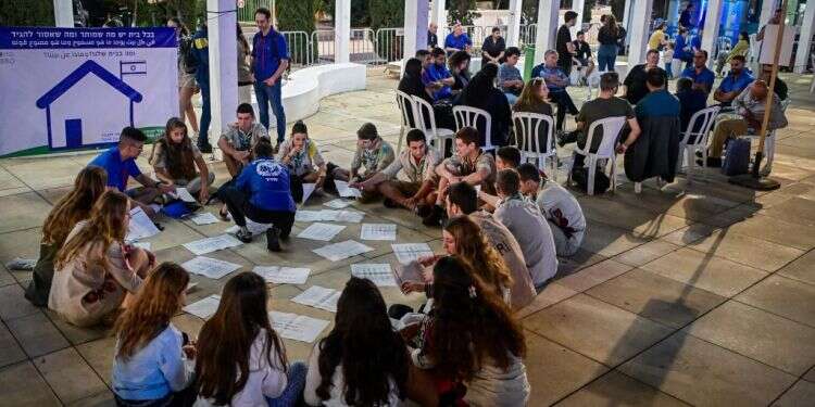 חברים בתנועות הנוער השונות בישראל במעגלי שיח בכיכר רבין. צילום: אבשלום ששוני, פלאש 90 "החלטה רעה": תנועות הנוער נגד הקדמת הגיוס לש"שים