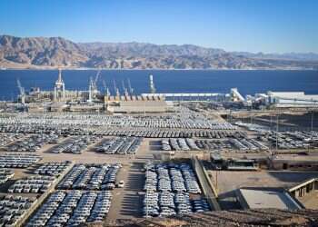 ענף ללא תחרות. כלי רכב מיובאים בנמל אילת. צילום: יהודה בן־איטח, פלאש 90