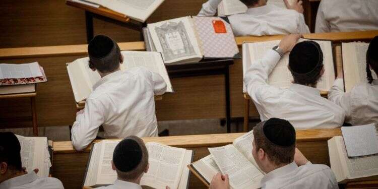 תלמידי ישיבה בבית המדרש. צילום: חיים גולדברג - פלאש 90 תלמידי ישיבה בבית המדרש