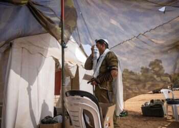 כשזה נוגע לדתיים לאומיים אין גבול לשנאה. חייל מתפלל על גבול רצועת עזה. צילום: חיים גולדברג, פלאש 90