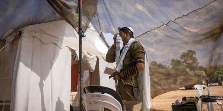 כשזה נוגע לדתיים לאומיים אין גבול לשנאה. חייל מתפלל על גבול רצועת עזה. צילום: חיים גולדברג, פלאש 90 כשזה נוגע לדתיים לאומיים אין גבול לשנאה. חייל מתפלל על גבול רצועת עזה. צילום: חיים גולדברג, פלאש 90