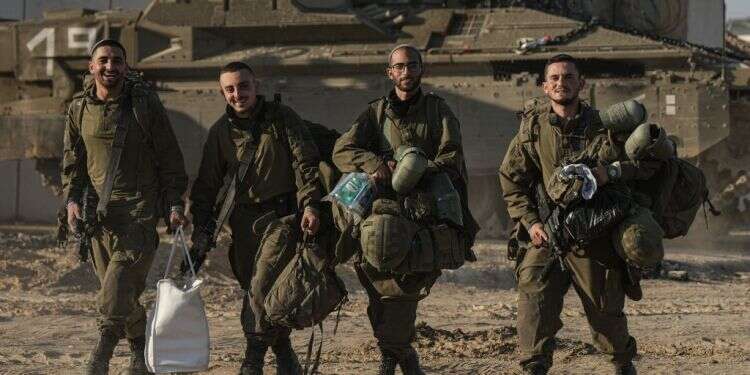 התקווה שהחיילים שיחזרו משדות הקרב ילמדו בינה את החברה הישראלית צפויה להתבדות. חיילים בגבול עזה. צילום: פלאש 90 התקווה שהחיילים שיחזרו משדות הקרב ילמדו בינה את החברה הישראלית צפויה להתבדות. חיילים בגבול עזה צילום: פלאש 9