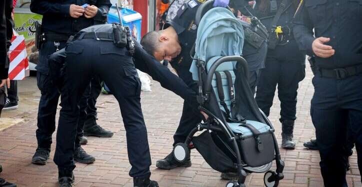 השוטרים בזירת הרצח בלוד, בה נרצח הפעוט בן השנתיים. צילום: יהונתן שאול, פלאש 90 השוטרים בזירת הרצח בלוד, בה נרצח הפעוט בן השנתיים
