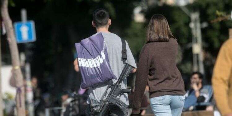 חייל מילואים ובת זוגו בתל אביב