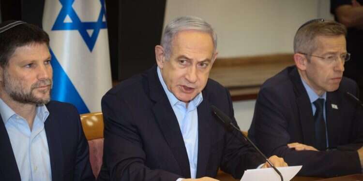 ראש הממשלה בנימין נתניהו ושר האוצר בצלאל סמוטריץ' בישיבת הממשלה