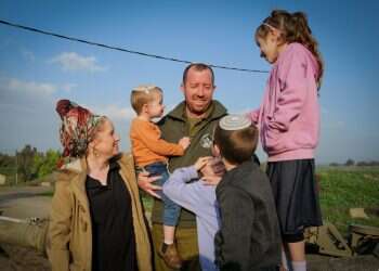 חייל מילואים פוגש את בני משפחתו ברמת הגולן