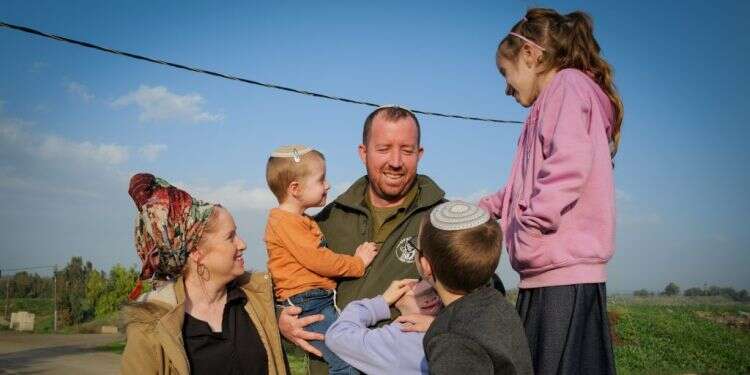 חייל מילואים פוגש את בני משפחתו ברמת הגולן. צילום: מיכאל גלעדי - פלאש 90 חייל מילואים פוגש את בני משפחתו ברמת הגולן