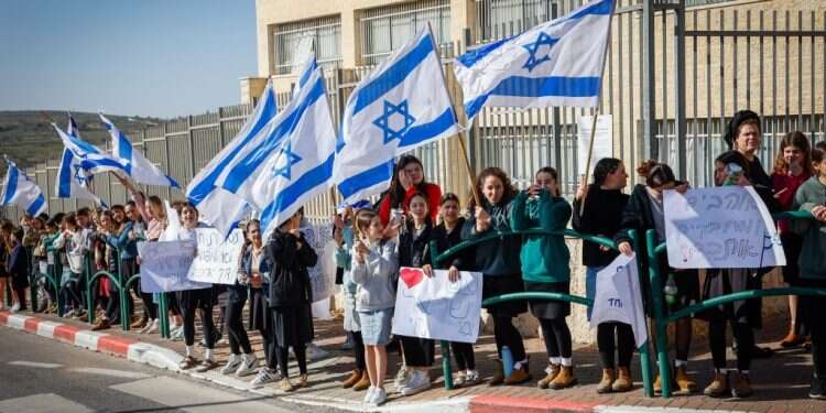 עם ישראל חי. מלווים את משפחת נוילנדר ללווית בנם אלקנה שנהרג בעזה
צילום: גרשון אלינסון, פלאש 90 "בתוך מאה ימי השְחור היו גם מאה אלף נקודות אור"