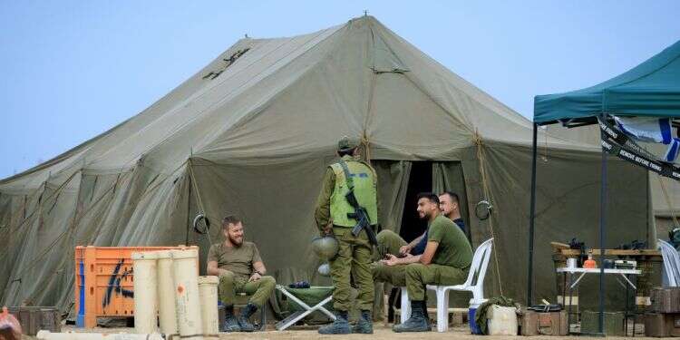 חיילי מילואים בשטח. צילום: משה שי, פלאש 90 יקום מקביל. חיילי מילואים בשטח. צילום: משה שי, פלאש 90