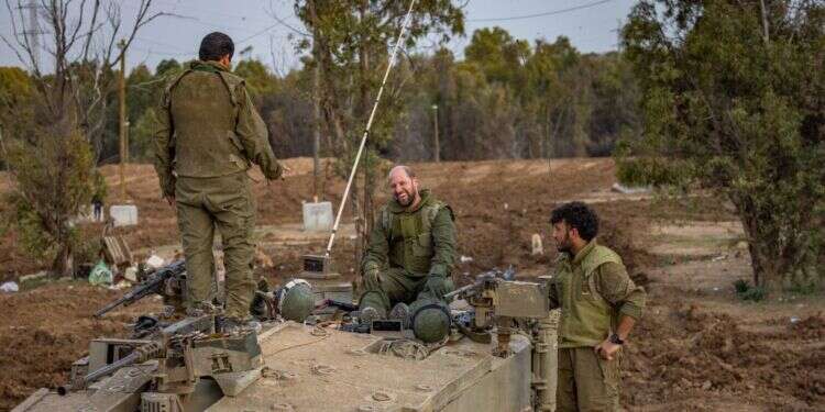 חיילי מילואים בגבול עזה. צילום: חיים גולדברג, פלאש 90 חיילי מילואים בגבול עזה. צילום: חיים גולדברג, פלאש 90