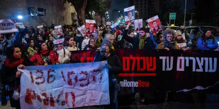 הפגנה לשחרור החטופים בירושלים. צילום: יונתן זינדל - פלאש 90 הפגנה לשחרור החטופים בירושלים.