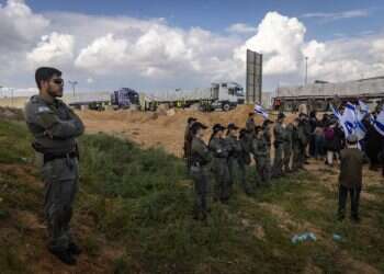 שוטרי מג"ב חוסמים את המפגינים אתמול, סמוך לכרם שלום