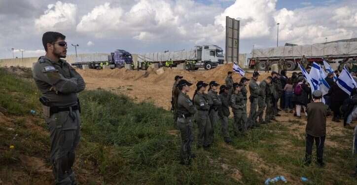 שוטרי מג"ב חוסמים את המפגינים אתמול, סמוך לכרם שלום