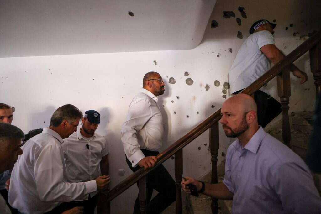 רחוב מוות. השר אלי כהן בביקור בבית משפחת אדרי. צילום: Simon Dawson UK Government