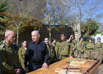 ראש הממשלה בנימין נתניהו בנטיעות באוגדת עזה