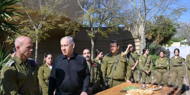 ראש הממשלה בנימין נתניהו בנטיעות באוגדת עזה. צילום: עמוס בן גרשום, לע ראש הממשלה בנימין נתניהו בנטיעות באוגדת עזה