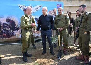 ראש הממשלה בנימין נתניהו בנטיעות באוגדת עזה