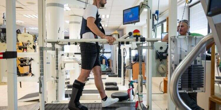 שיקום בבית החולים שיבא תל־השומר. צילום: גטי אימג'ס הרצון להיות מאושפז לצד החברים מהקרב, הוא לגיטימי. שיקום בבית החולים שיבא תל־השומר. צילום: גטי אימג'ס