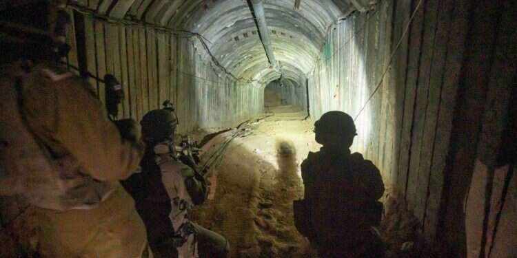 ציידי פירים.לוחמי צה"ל במנהרות חמאס. צילום: גטי אימג'ס