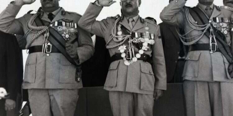 ממשלת עיראק החדשה פרקה את זעמה על היהודים. ראשי המשטר במצעד צבאי ראשון מסוגו בעולם הערבי מאז מלחמת ששת הימים, חוגגים שנה לשלטונם. בגדד 1969. צילום: גטי אימג'ס